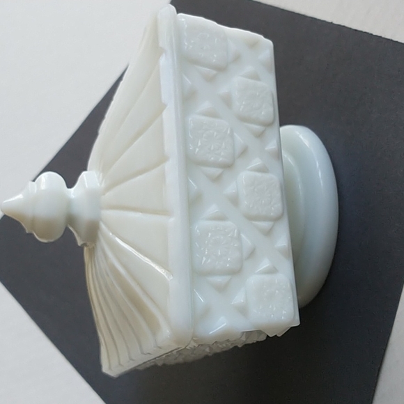 VTG Square Milk Glass Quilt Pattern Footed Trinket Box - Picture 2 of 11